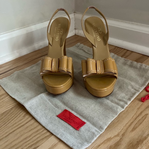 VALENTINO Nude Patent Heels with dust bag - Picture 2 of 11